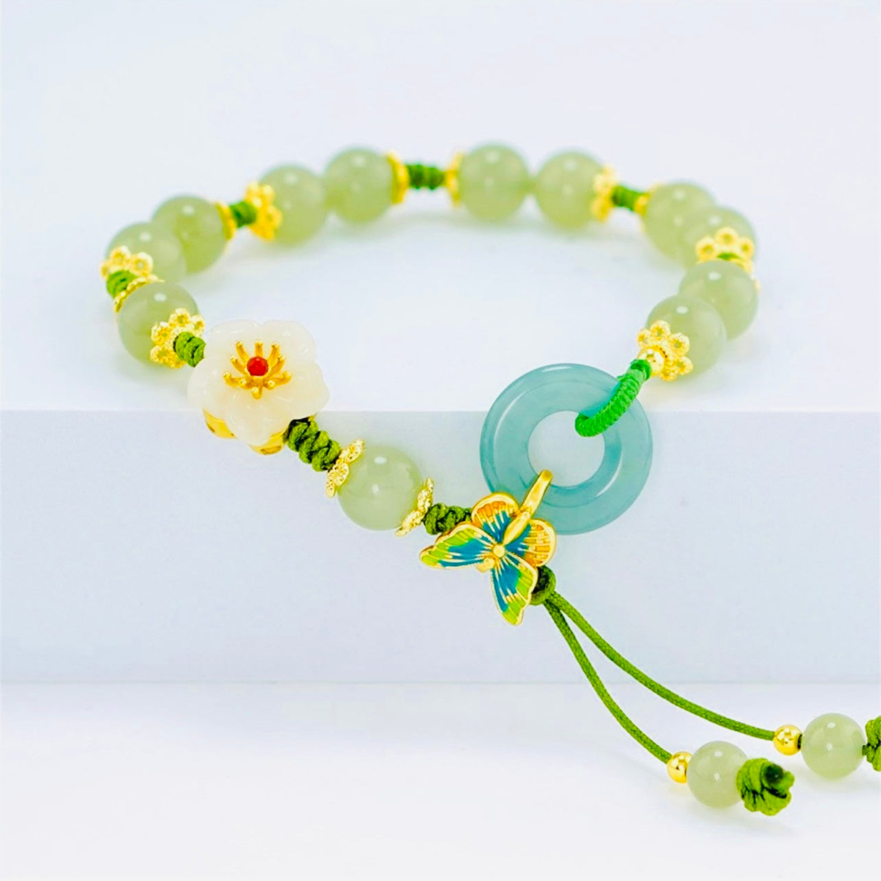 Pulsera con cuentas de piedra de jade con detalles de flor y mariposa en jade para prosperidad y suerte