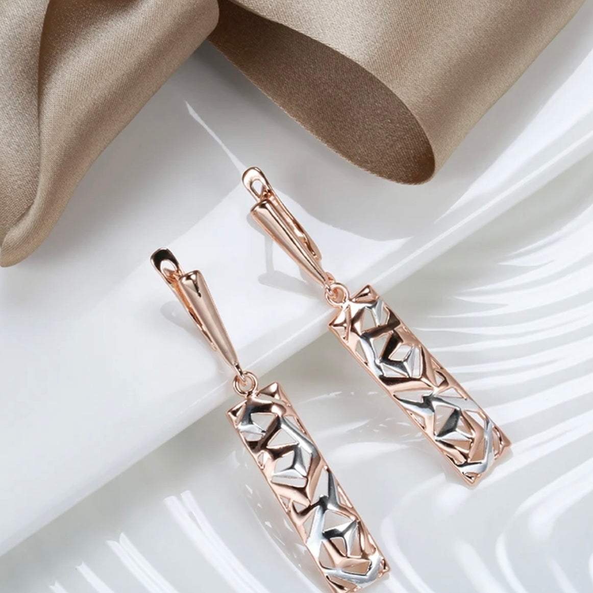 This Sterling Silver, Rose Gold, and High-grade Steel tricolor necklace and earrings set is perfect for any special woman in your life. Crafted with expertly sourced top-grade steel and silver material, these pieces are timeless and sure to make a lasting impression. The pendant is a twisted-rectangle shape adorned with dazzling sparkles, while the 18-inch link-style necklace complements with a bold yet elegant look. Matching tricolor earrings complete the set - perfect for any occasion!