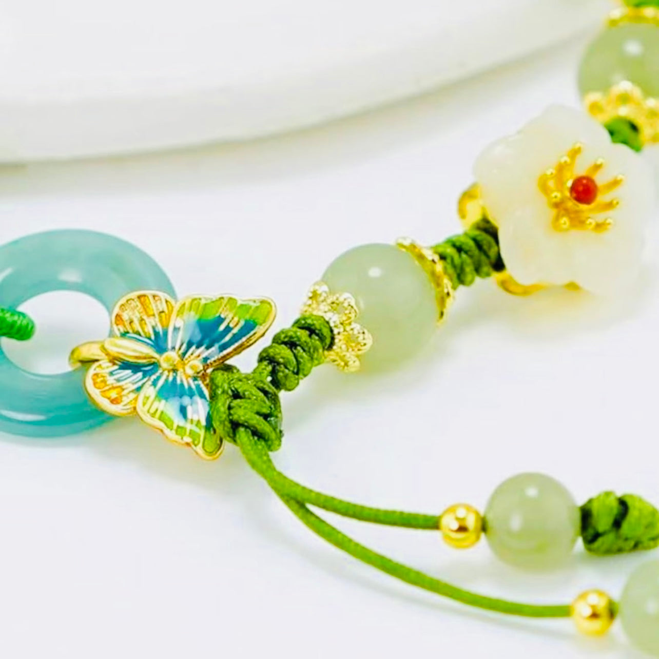 Pulsera con cuentas de piedra de jade con detalles de flor y mariposa en jade para prosperidad y suerte