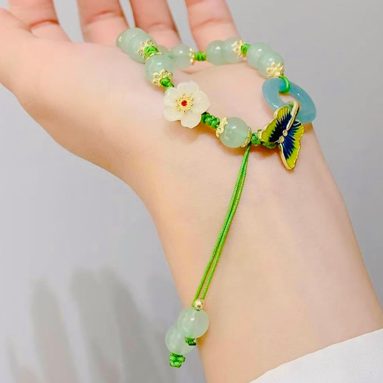 Pulsera con cuentas de piedra de jade con detalles de flor y mariposa en jade para prosperidad y suerte