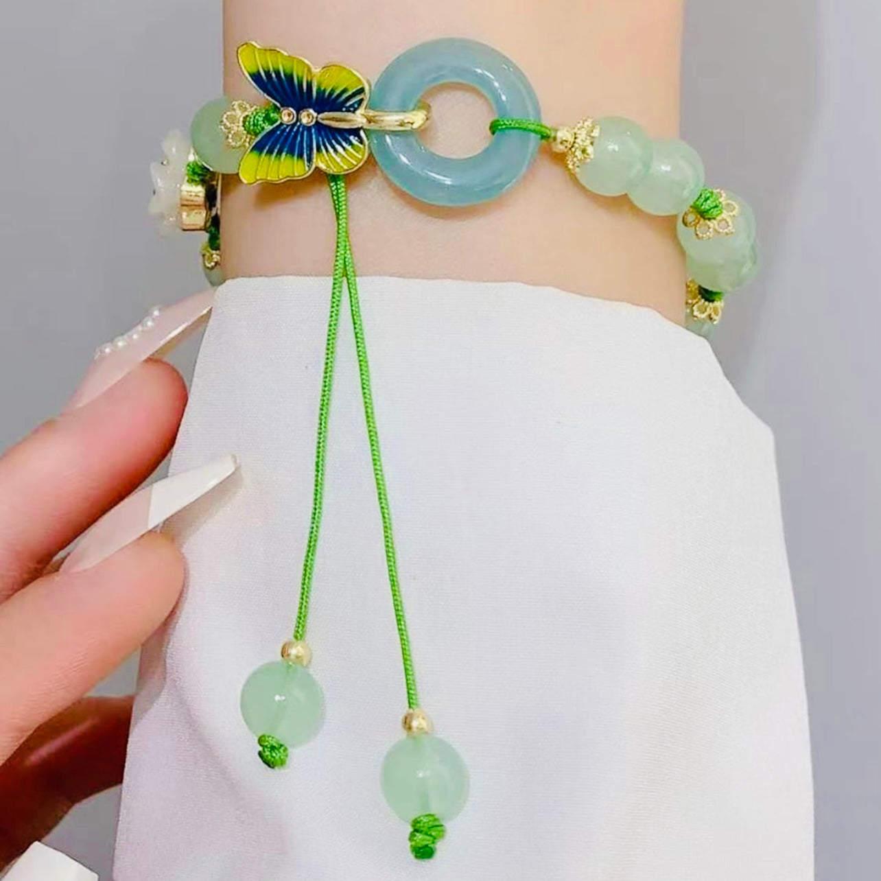 Pulsera con cuentas de piedra de jade con detalles de flor y mariposa en jade para prosperidad y suerte