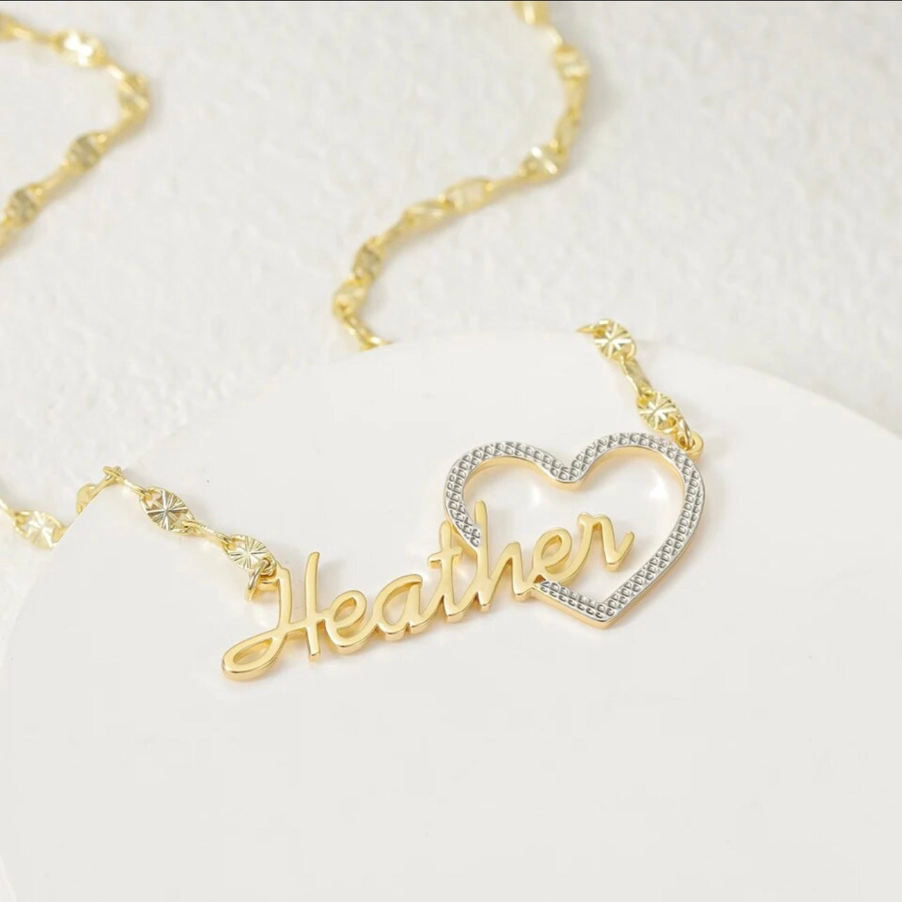Zweifarbiger, herzförmiger Anhänger mit individuellem Namen aus 10 Karat Vermeil-Gold und Sterling-Silber mit passender Halskette