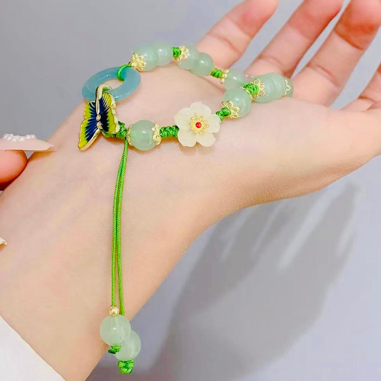 Pulsera con cuentas de piedra de jade con detalles de flor y mariposa en jade para prosperidad y suerte