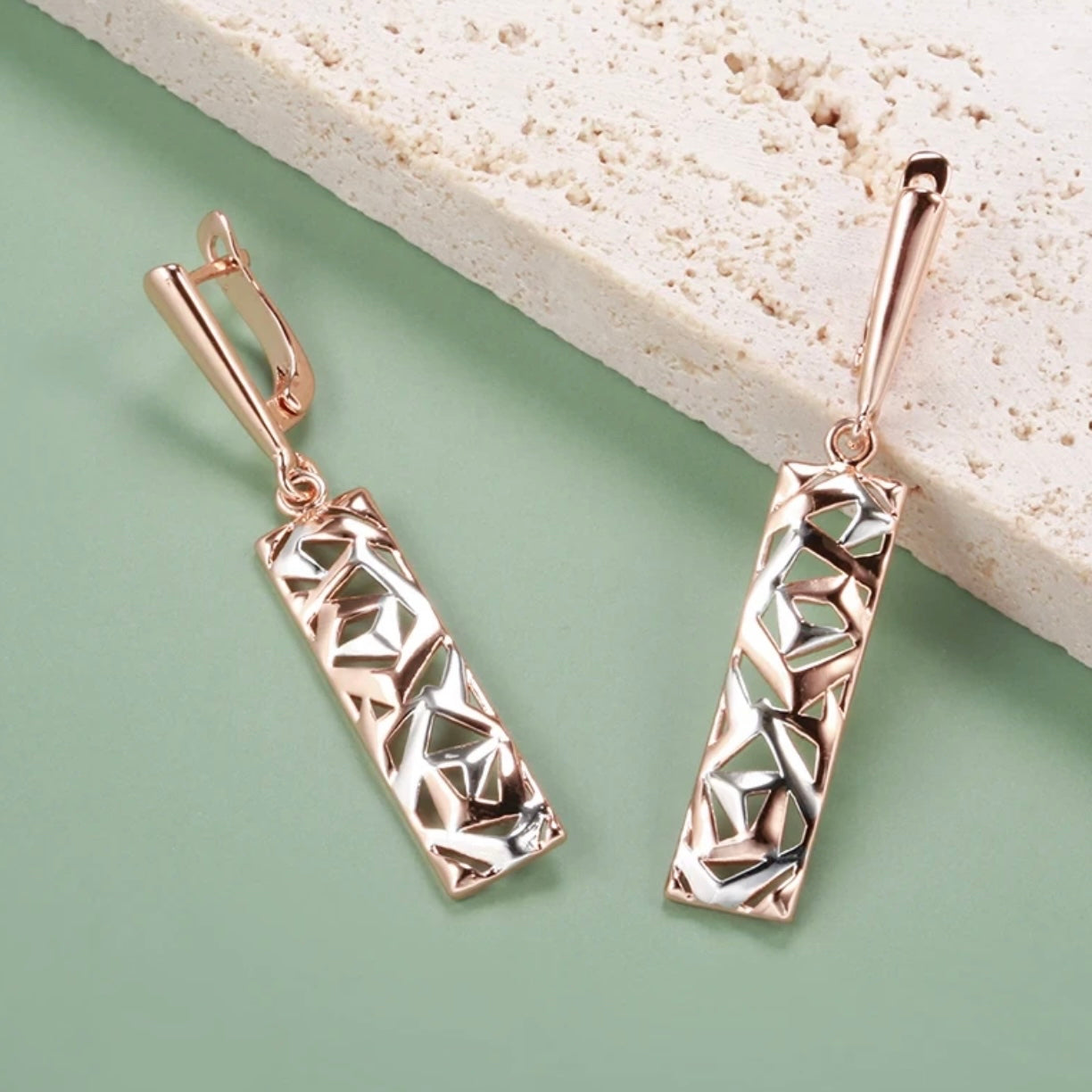 This Sterling Silver, Rose Gold, and High-grade Steel tricolor necklace and earrings set is perfect for any special woman in your life. Crafted with expertly sourced top-grade steel and silver material, these pieces are timeless and sure to make a lasting impression. The pendant is a twisted-rectangle shape adorned with dazzling sparkles, while the 18-inch link-style necklace complements with a bold yet elegant look. Matching tricolor earrings complete the set - perfect for any occasion!
