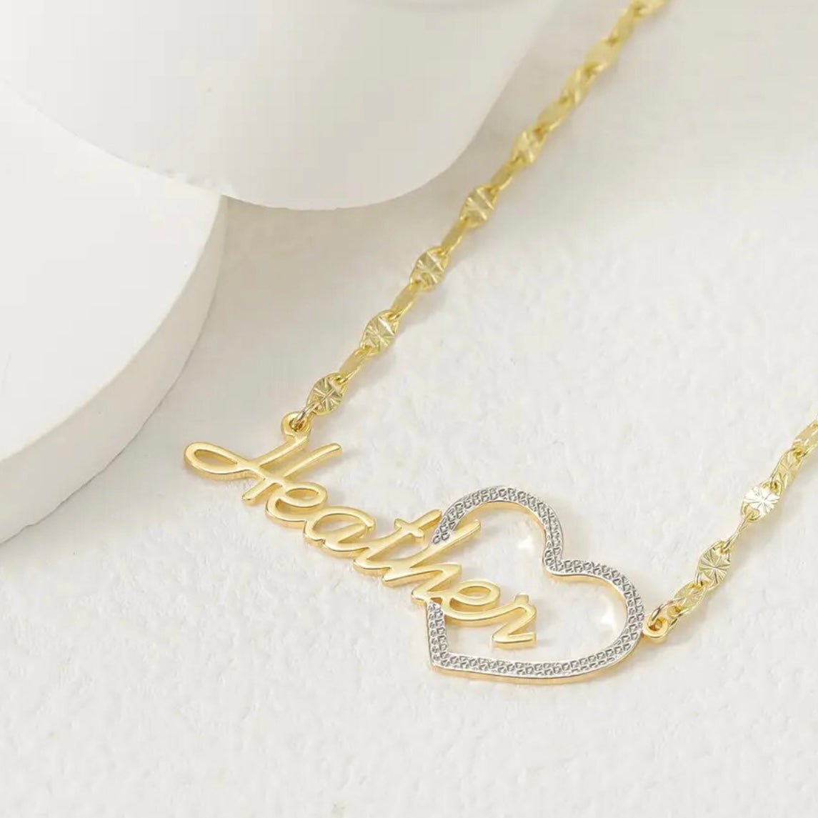 Zweifarbiger, herzförmiger Anhänger mit individuellem Namen aus 10 Karat Vermeil-Gold und Sterling-Silber mit passender Halskette