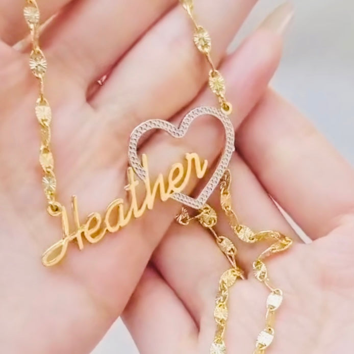 Zweifarbiger, herzförmiger Anhänger mit individuellem Namen aus 10 Karat Vermeil-Gold und Sterling-Silber mit passender Halskette
