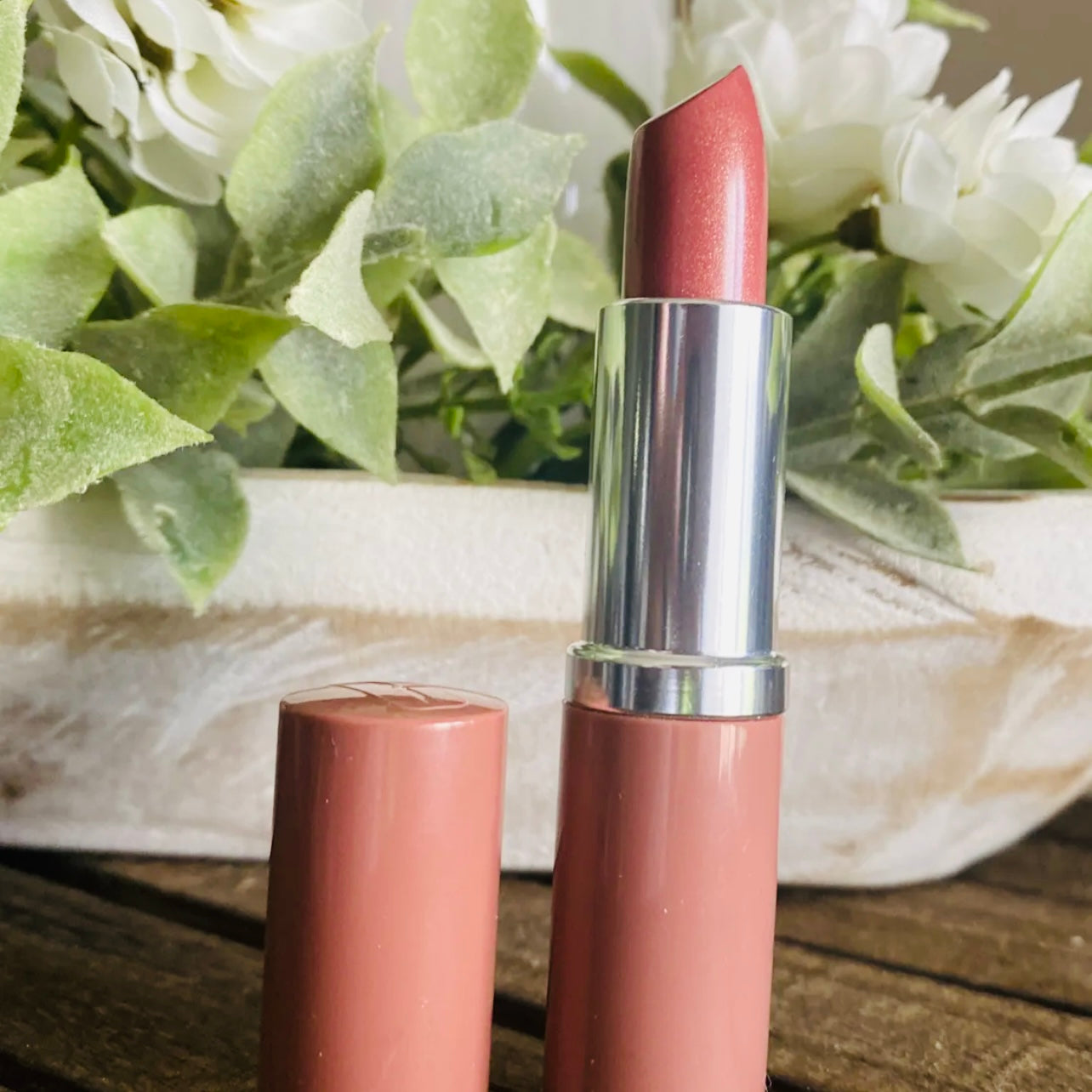 Clinique Pop Lip Color + Primer lápiz labial en #02 Bare Pop tamaño completo