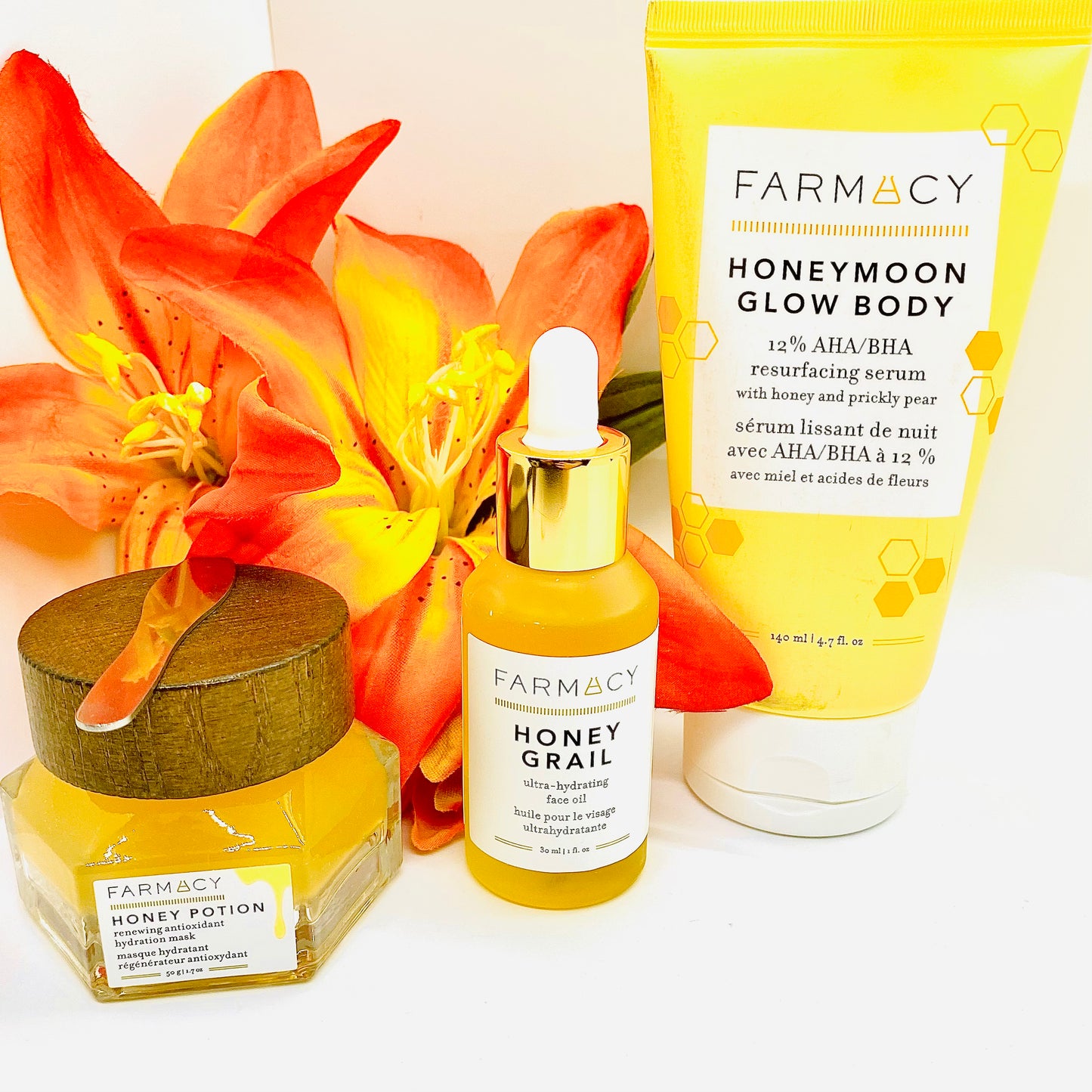 Farmacy Honeymoom Glow 3 piece Anti aging power Bundle which includes one fullsize cleanser, one full siz honey grail ultra hydrating face oul and last but not least, one super anti aging Night and day moisturizer- All products have been curated specifically for Facetreasures Boutique and sister sites and you will jot find this set ir bundle anywhere else except here at facetreasures.com