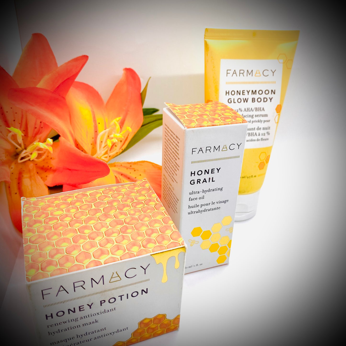 Farmacy Honeymoom Glow 3 piece Anti aging power Bundle which includes one fullsize cleanser, one full siz honey grail ultra hydrating face oul and last but not least, one super anti aging Night and day moisturizer- All products have been curated specifically for Facetreasures Boutique and sister sites and you will jot find this set ir bundle anywhere else except here at facetreasures.com