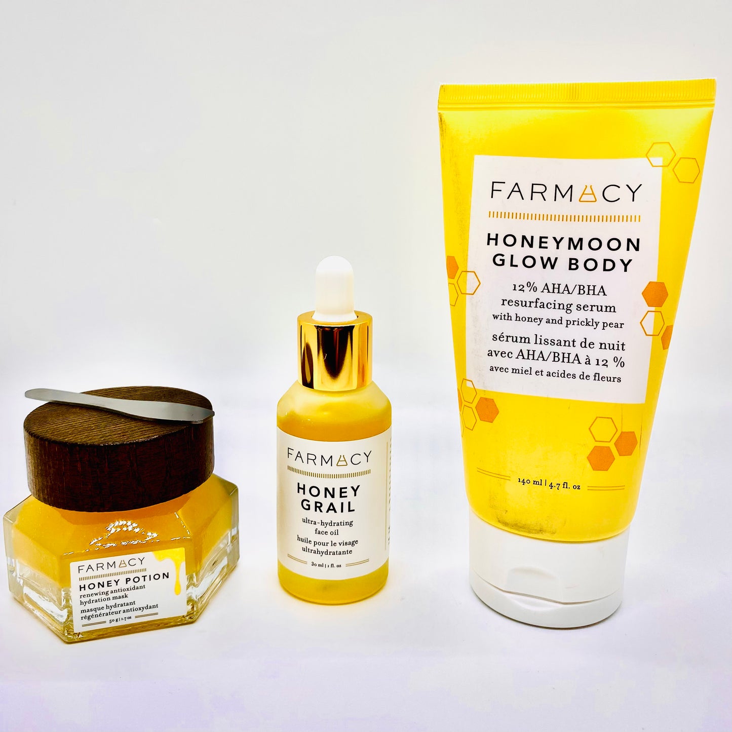 Farmacy Honeymoom Glow 3 piece Anti aging power Bundle which includes one fullsize cleanser, one full siz honey grail ultra hydrating face oul and last but not least, one super anti aging Night and day moisturizer- All products have been curated specifically for Facetreasures Boutique and sister sites and you will jot find this set ir bundle anywhere else except here at facetreasures.com