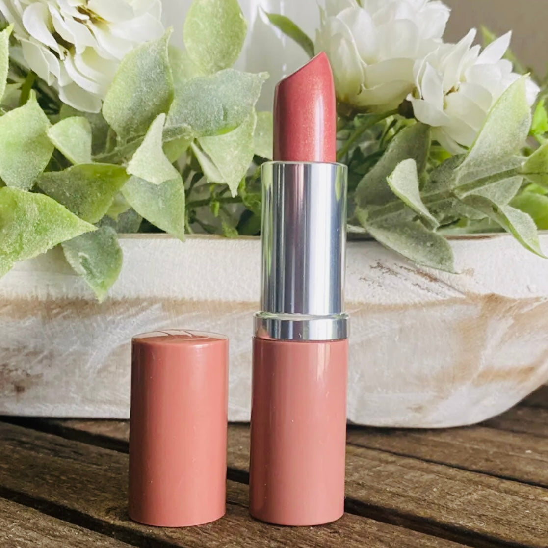 Clinique Pop Lip Color + Primer lápiz labial en #02 Bare Pop tamaño completo