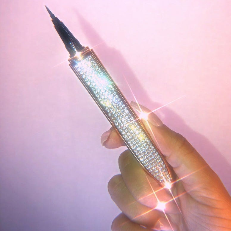 A natural cat eye magnetic lash in black adds subtle outer eye volume and lift to most eye shapes. All In One Lash/Eyeliner Magnetic Pen