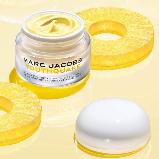 A multitasking full size moisturizer, with powerful Pineapple Enzymes,Retinol and encapsulated sodium hyaluronate, that provides deep hydration and retexturizing results for a glowing, Moisturized younger looking makeup-ready canvas.