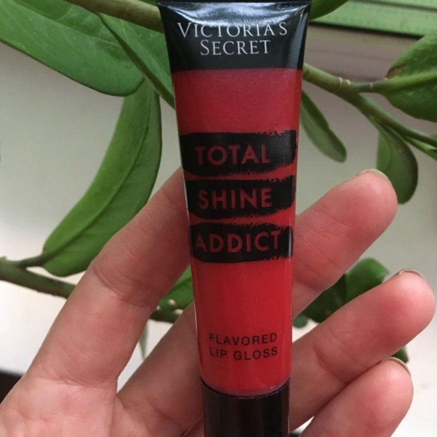 Total Shine Addict Lip gloss In the color Juicy Ruby By Victoria Secret in the photo showing is A delicious Kiss of high shine with a sheer touch of color. It moisturizes and nourishes your lips, prevents dryness and peeling. Gloss adheres perfectly to the lips during the day, does not roll and does not dry out.