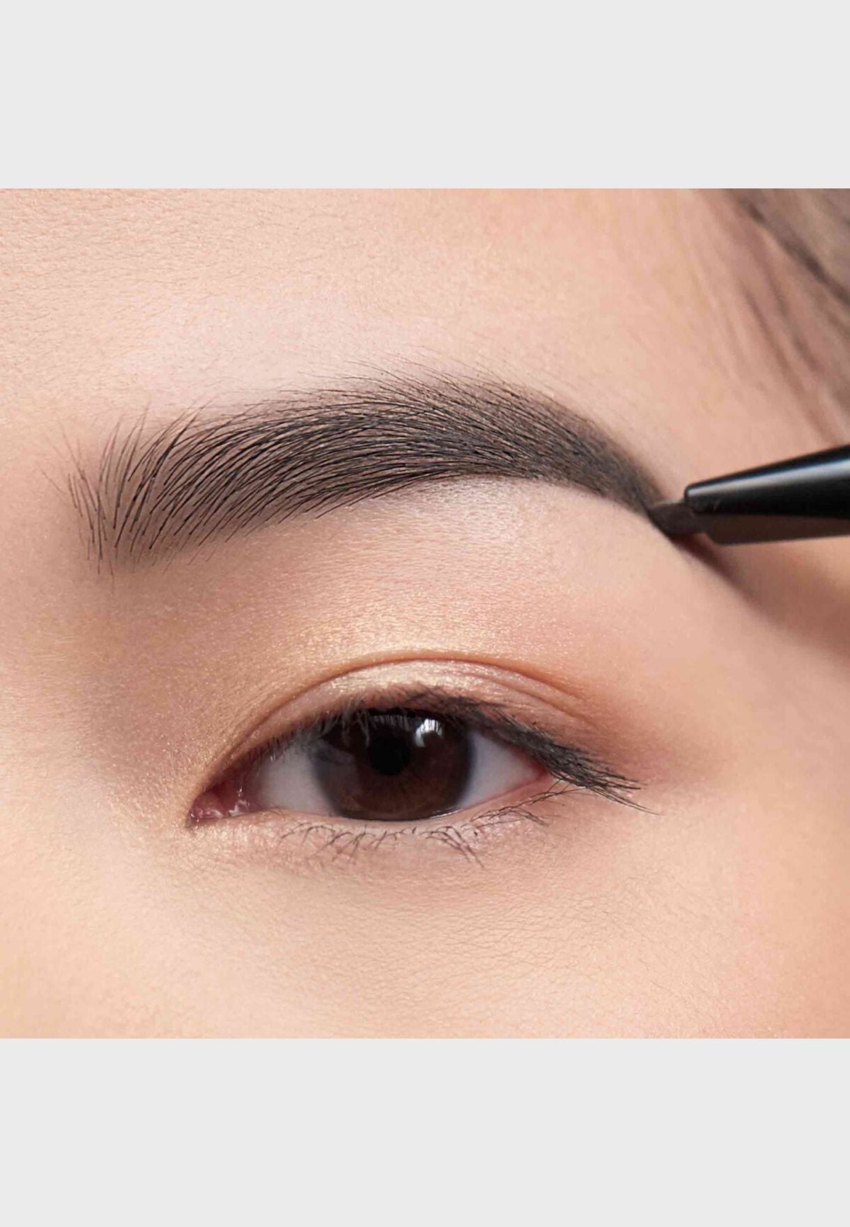 Anastasia Beverly Hills – Augenbrauen-Definierer mit dreieckiger Spitze in Taupe