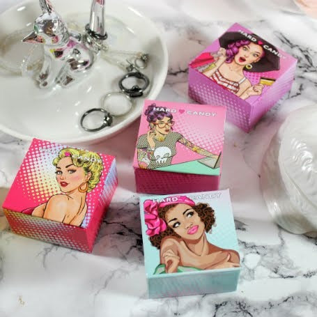 This marbleized baked bronzer is inspired by different moods and personalities with a custom blended shade and signature chocolate fragrance. The Fox In A Box Party Girl is a baked bronzer that brings a warm glow to your face