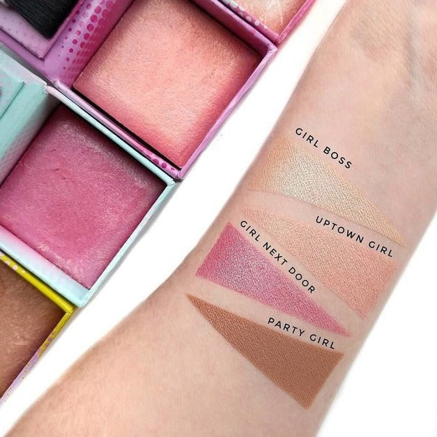 This marbleized baked bronzer is inspired by different moods and personalities with a custom blended shade and signature chocolate fragrance. The Fox In A Box Party Girl is a baked bronzer that brings a warm glow to your face