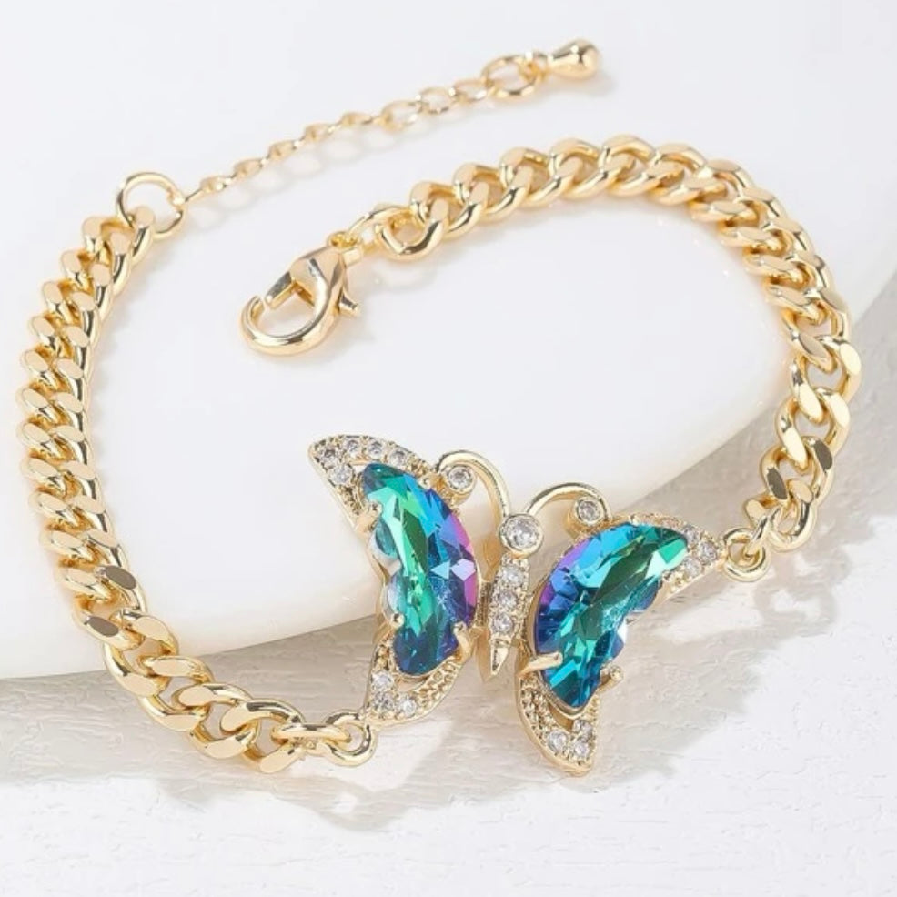 Funkelnder Schmetterlingsanhänger aus blauem Saphir an einem kubanischen Gliederarmband aus 14 Karat Vermeil-Gold