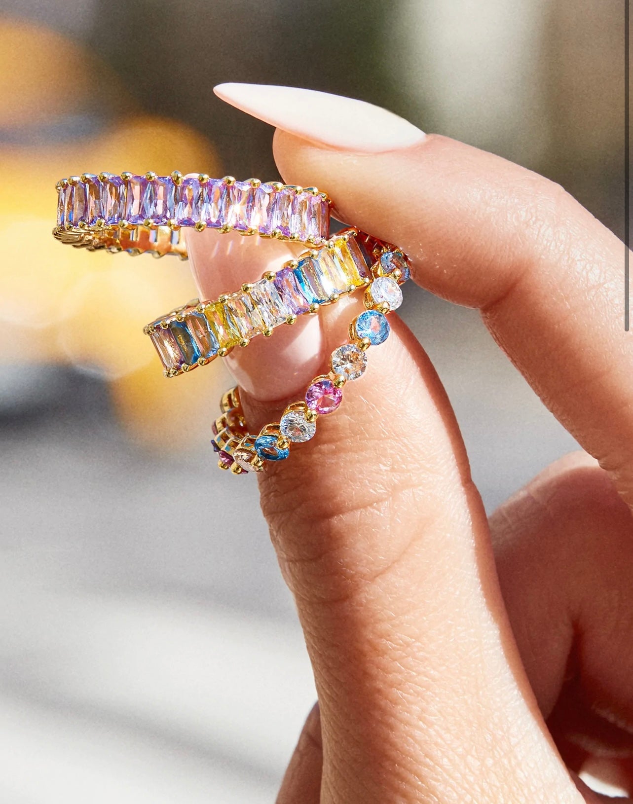 Exquisiter mehrfarbiger, makellos geschliffener Zirkonia 14 Karat Gold Silber Eternity Baguette Ring Größe 7