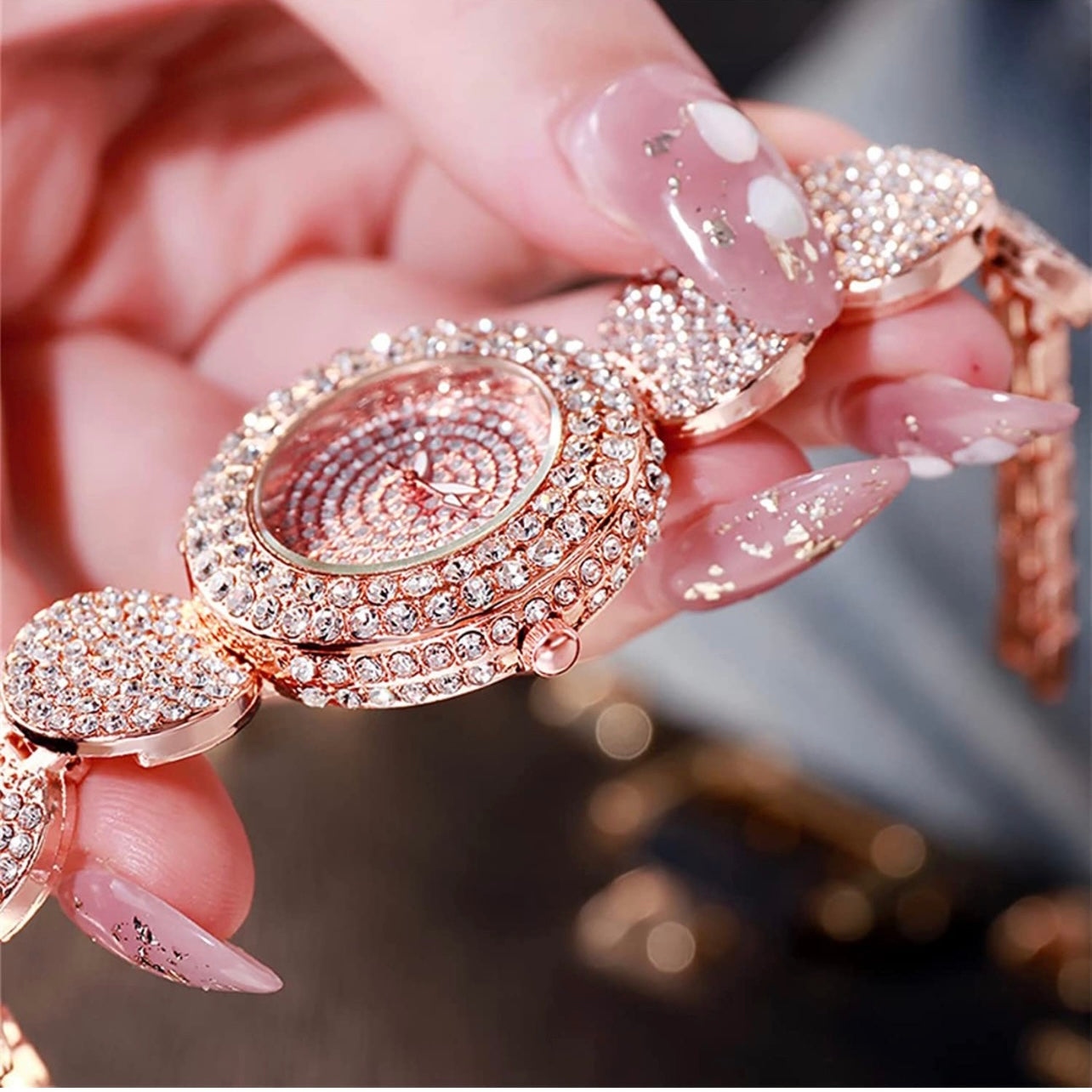 Exquisite Damenuhr aus Halbedelsteinen und Zirkonia in Gold, Silber oder Roségold