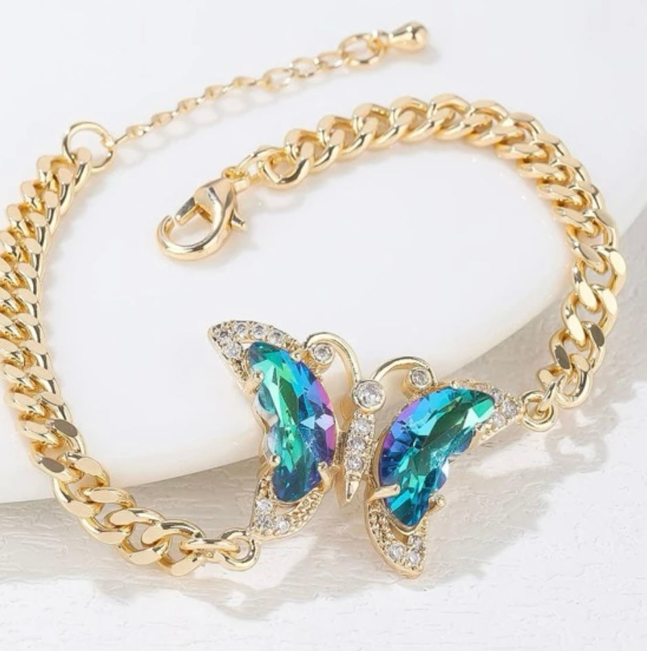 Funkelnder Schmetterlingsanhänger aus blauem Saphir an einem kubanischen Gliederarmband aus 14 Karat Vermeil-Gold