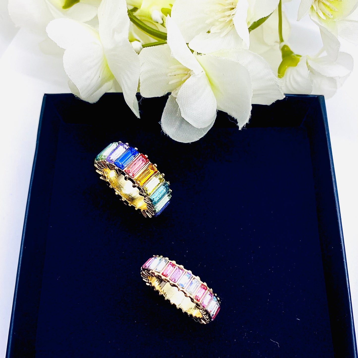 Exquisiter mehrfarbiger, makellos geschliffener Zirkonia 14 Karat Gold Silber Eternity Baguette Ring Größe 7