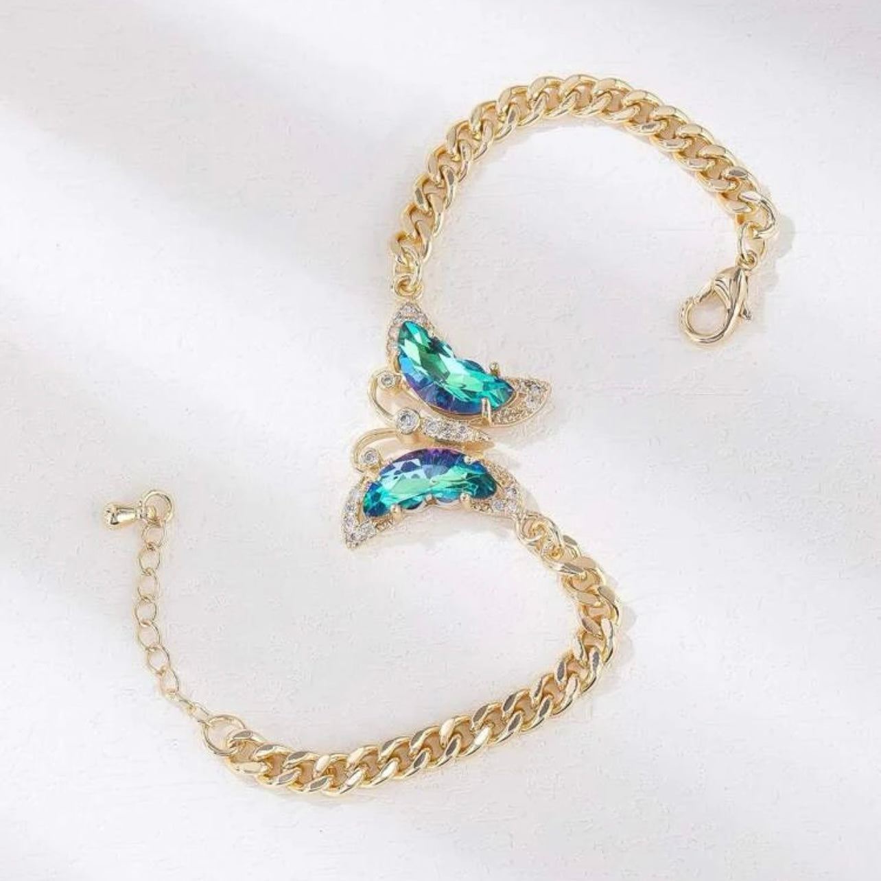 Funkelnder Schmetterlingsanhänger aus blauem Saphir an einem kubanischen Gliederarmband aus 14 Karat Vermeil-Gold
