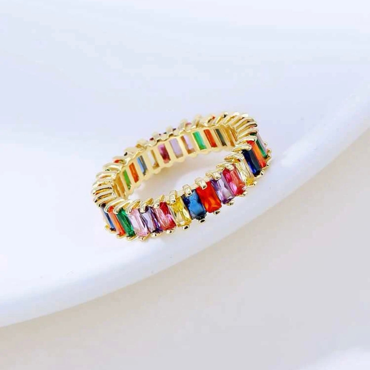 Exquisiter mehrfarbiger, makellos geschliffener Zirkonia 14 Karat Gold Silber Eternity Baguette Ring Größe 7