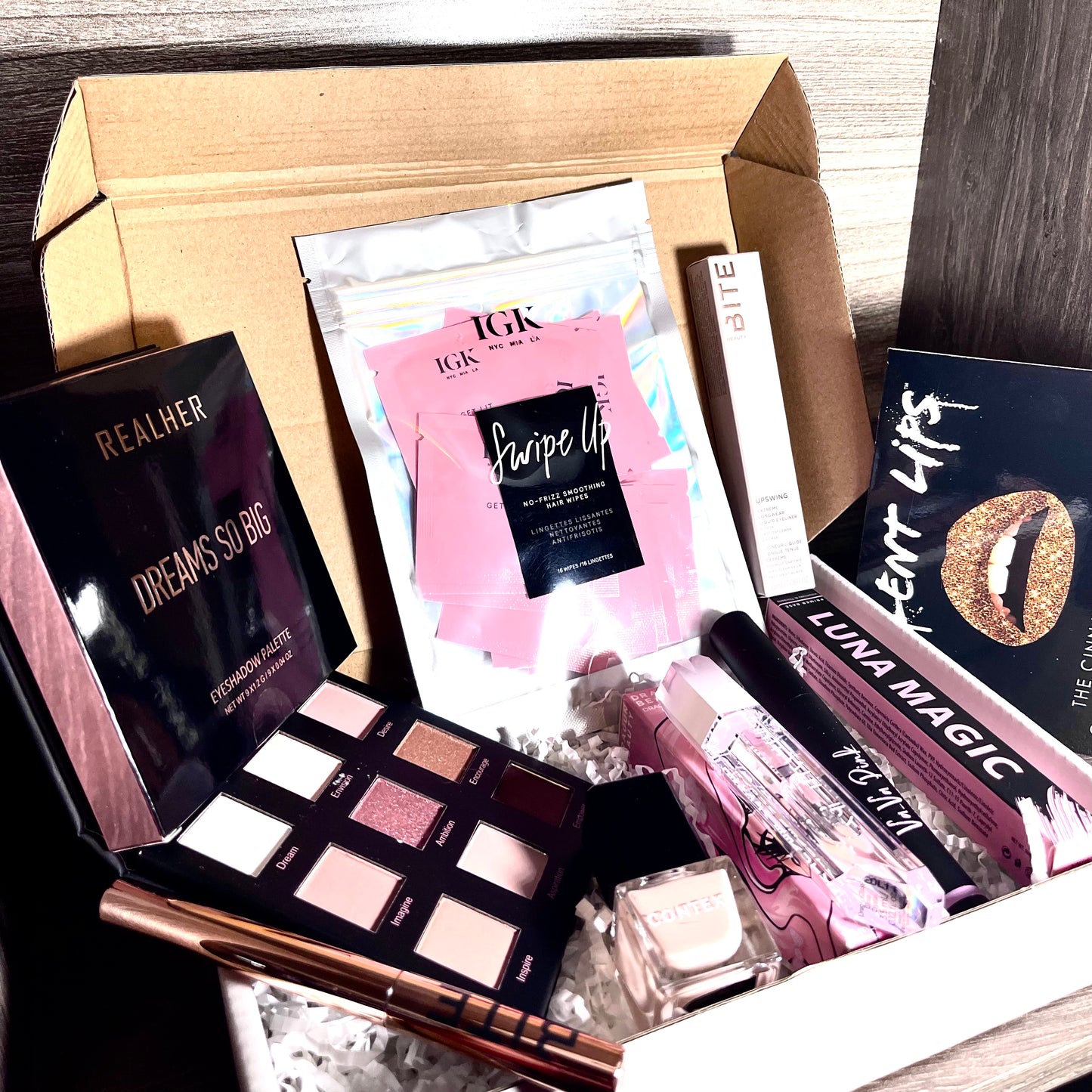FaceTreasures Ultimate Glam Beauty Non-Subscription Monthly Makeup Box