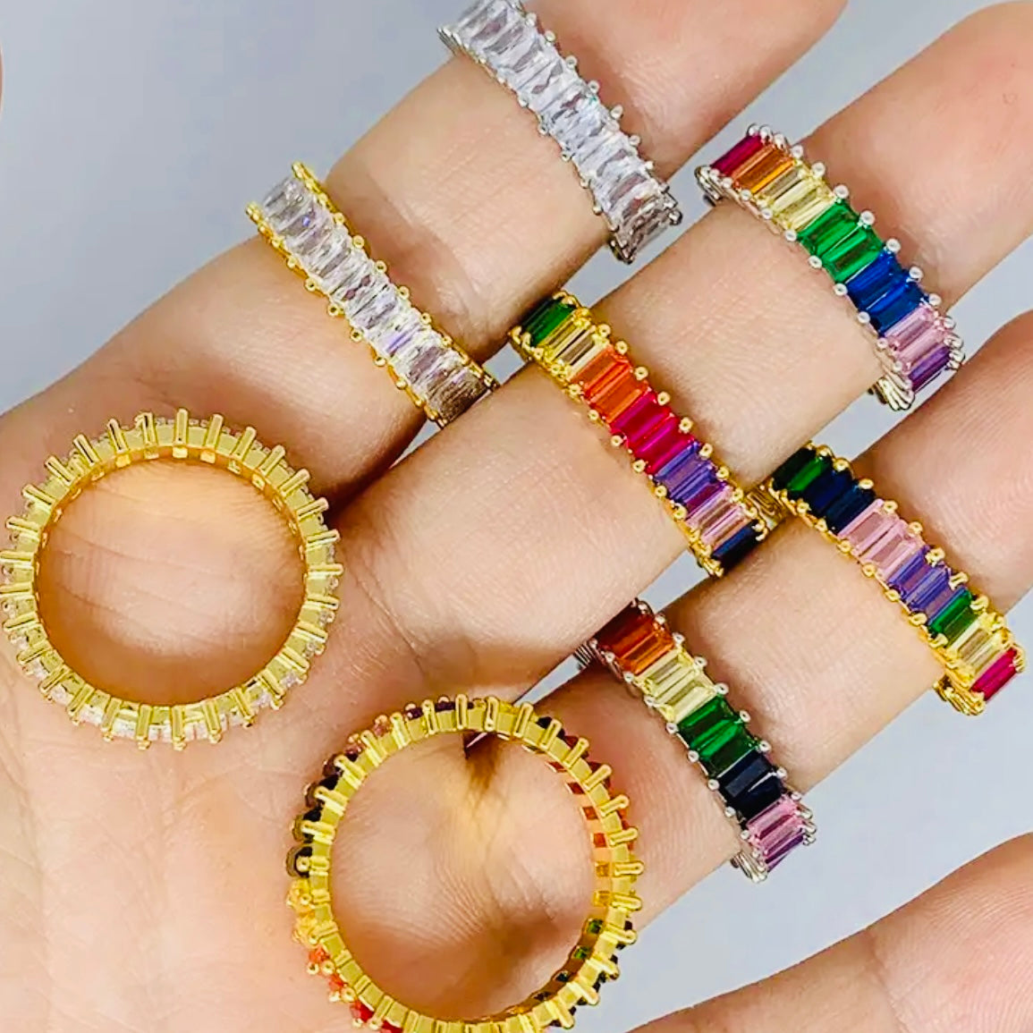 Exquisiter mehrfarbiger, makellos geschliffener Zirkonia 14 Karat Gold Silber Eternity Baguette Ring Größe 7