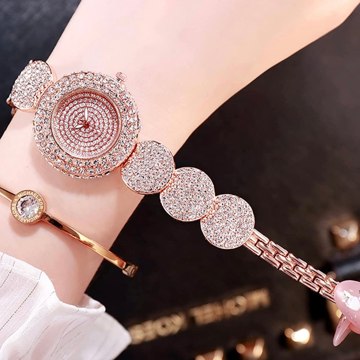 Exquisite Damenuhr aus Halbedelsteinen und Zirkonia in Gold, Silber oder Roségold