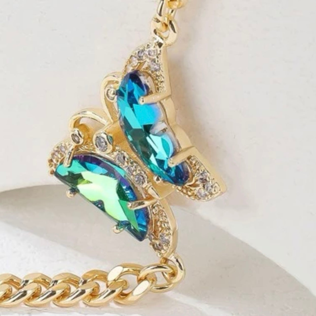 Funkelnder Schmetterlingsanhänger aus blauem Saphir an einem kubanischen Gliederarmband aus 14 Karat Vermeil-Gold