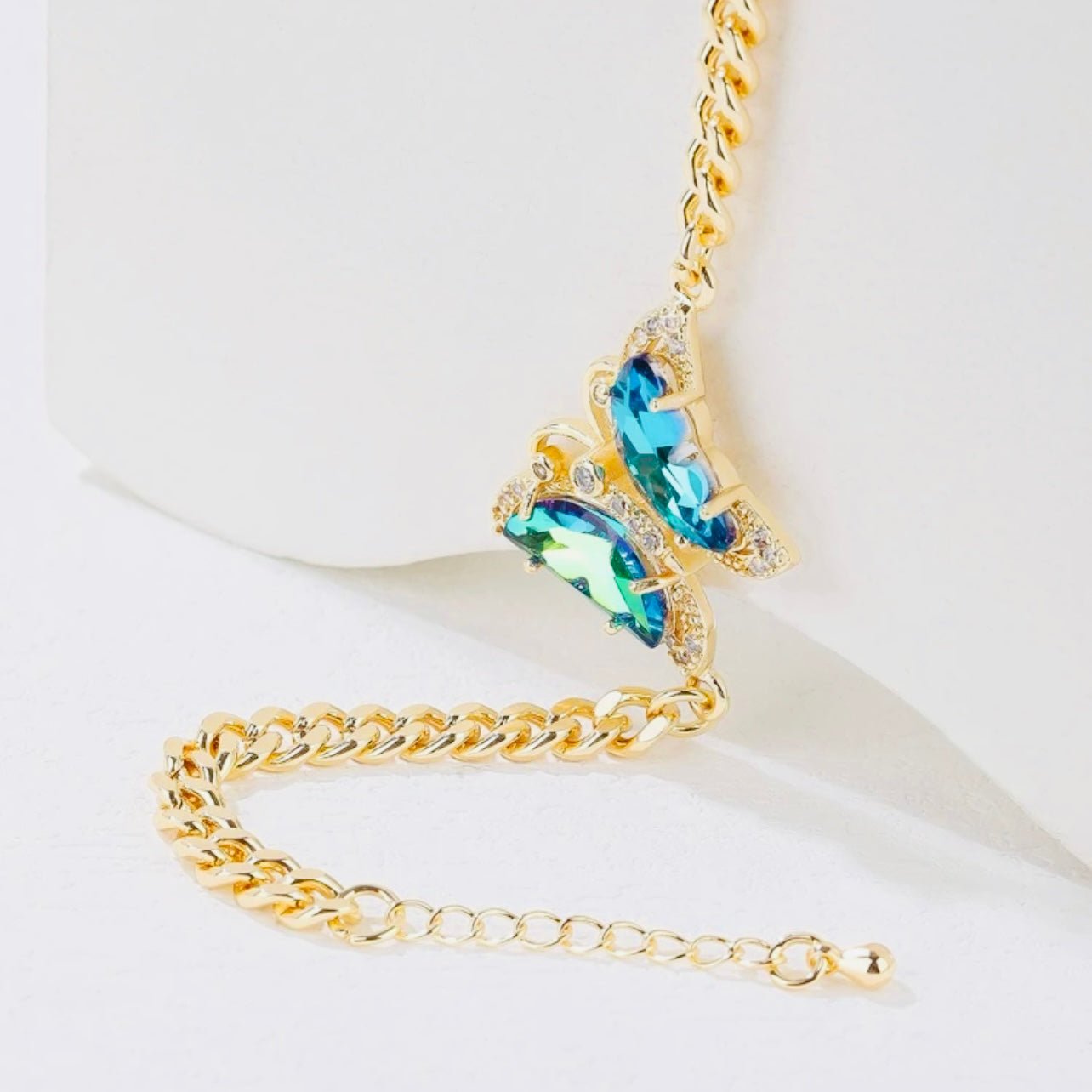 Funkelnder Schmetterlingsanhänger aus blauem Saphir an einem kubanischen Gliederarmband aus 14 Karat Vermeil-Gold