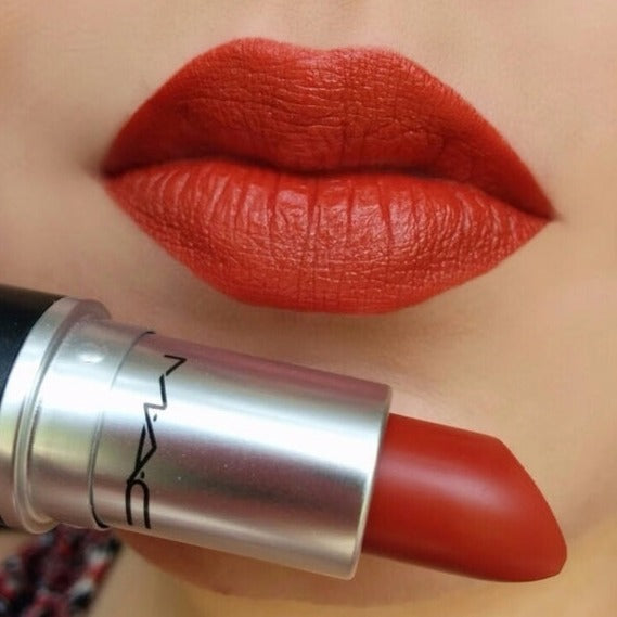 The Powder Kiss Lipstick adds weightless colour with a soft-matte finish. It adds a gentle focus to the lips with a smooth application and a hydrating formula.