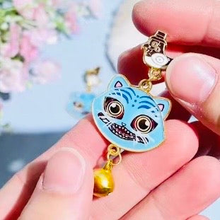 Kawaii Maneki‑Neko Lucky Cat Bell Earrings – Blue Fortune Cat Dangle Jewelry, Anime-Inspired Statement Earrings