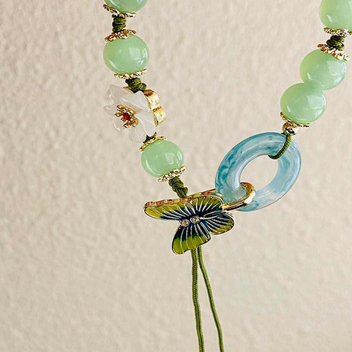 Pulsera con cuentas de piedra de jade con detalles de flor y mariposa en jade para prosperidad y suerte