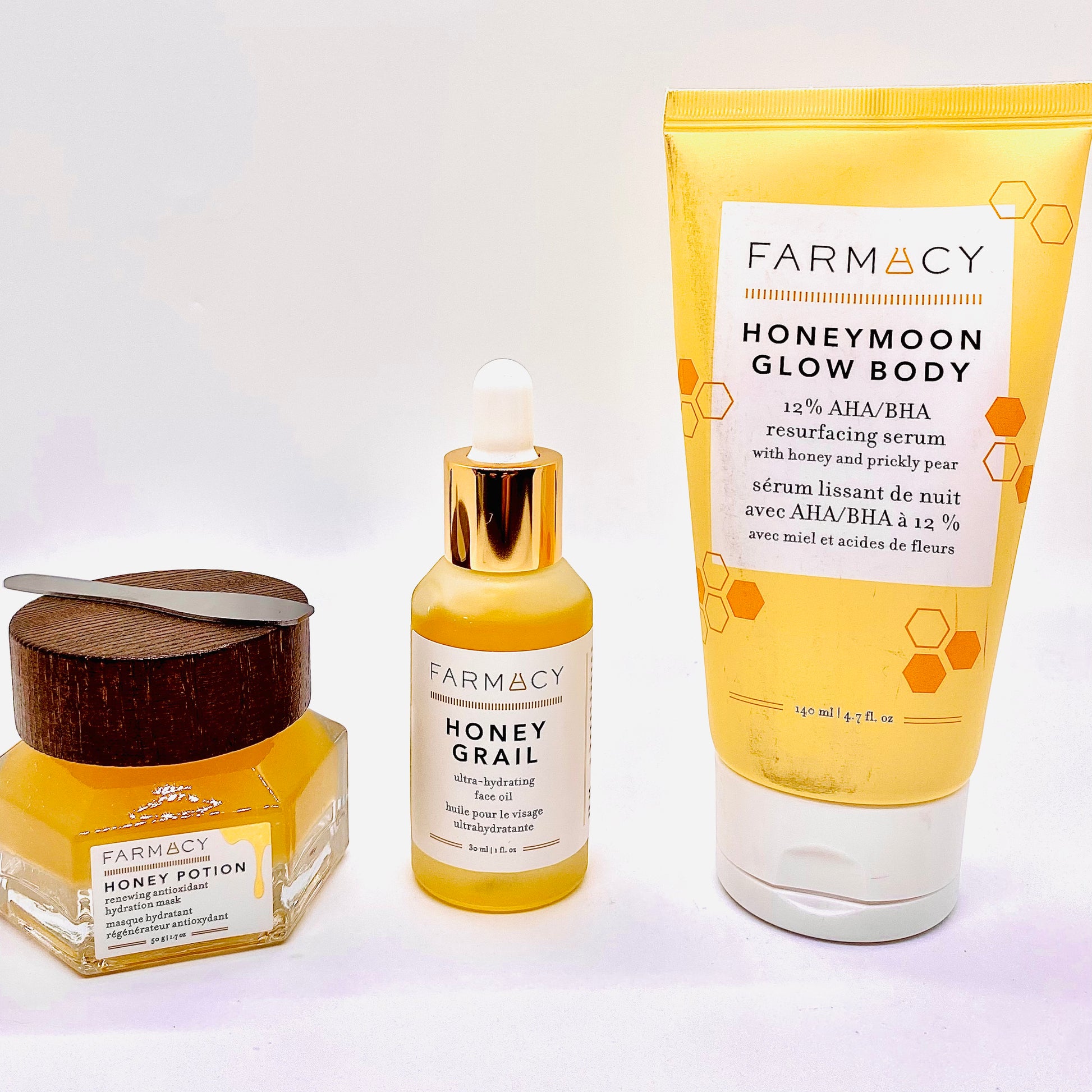 Farmacy Honeymoom Glow 3 piece Anti aging power Bundle which includes one fullsize cleanser, one full siz honey grail ultra hydrating face oul and last but not least, one super anti aging Night and day moisturizer- All products have been curated specifically for Facetreasures Boutique and sister sites and you will jot find this set ir bundle anywhere else except here at facetreasures.com