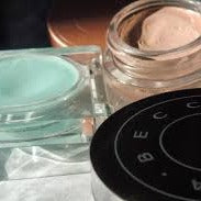 Specially developed for the under-eye area, this lightweight, velvety-soft powder brightens eyes while setting your color corrector and concealer in place. The finely milled powder contains microfine blurring pearls that brighten the eyes by deflecting light away from darkness. The translucent powder keeps eyes looking naturally brightened all day