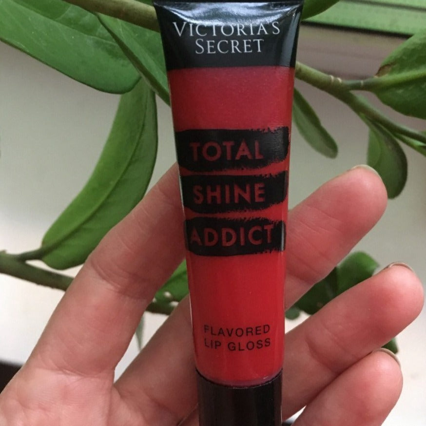 Total Shine Addict Lip gloss In the color Juicy Ruby By Victoria Secret in the photo showing is A delicious Kiss of high shine with a sheer touch of color. It moisturizes and nourishes your lips, prevents dryness and peeling. Gloss adheres perfectly to the lips during the day, does not roll and does not dry out.