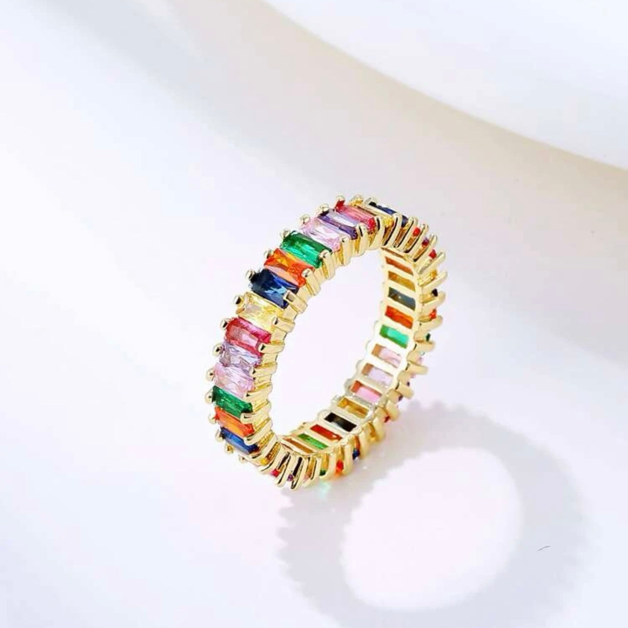 Exquisito anillo baguette de eternidad de plata y oro de 14 quilates con circonita cúbica de corte impecable multicolor, talla 7 