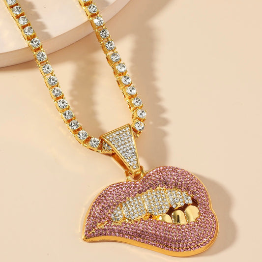 Impresionante collar con colgante de diamantes de imitación CZ con incrustaciones de labios dorados