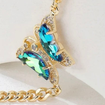 Colgante de mariposa de zafiro azul brillante en pulsera de eslabones cubanos de oro vermeil de 14 k