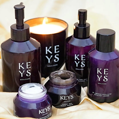 A hydrating and moisturizing face cream that helps reveal plumped and radiant-looking skin with bakuchiol, malachite, ceramides, and hyaluronic acid.