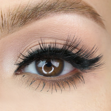 A natural cat eye magnetic lash in black adds subtle outer eye volume and lift to most eye shapes. 